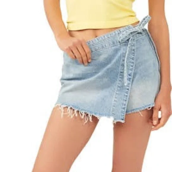 We The Free | Light Wash Distressed Denim Emmy Skort - Picture 11 of 11